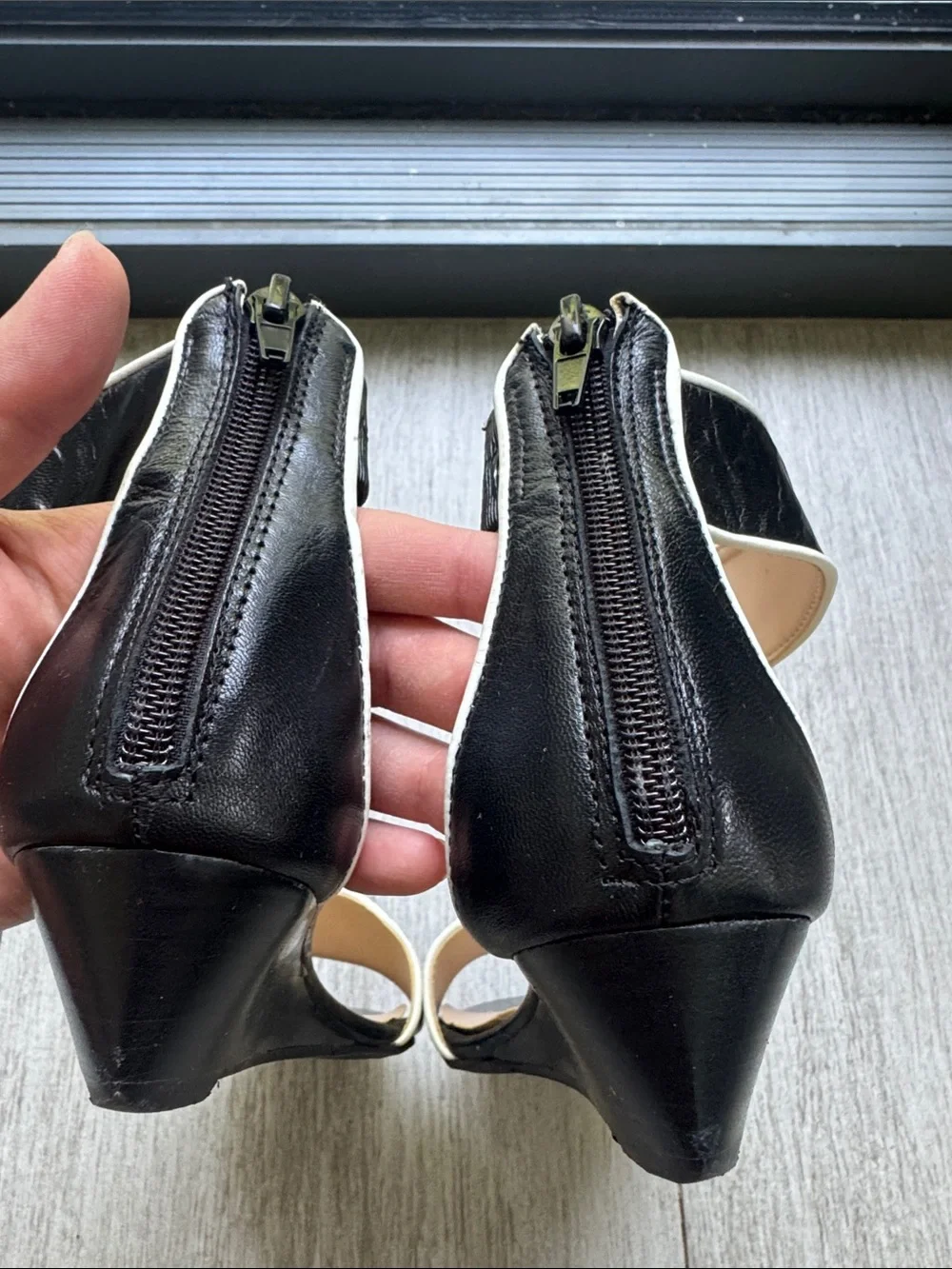 Nine West Black Leather Sandals with Cream Piping Ankle Strap size 6.5